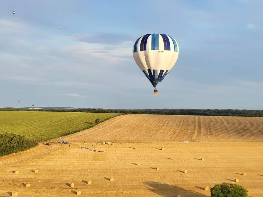 luchtballon boven stoppelveld ballonvaarten home
